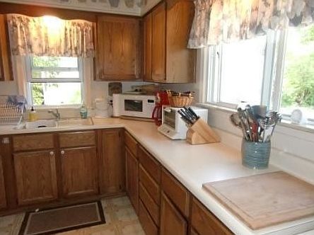 5th image of 3385 Beaumont Ave