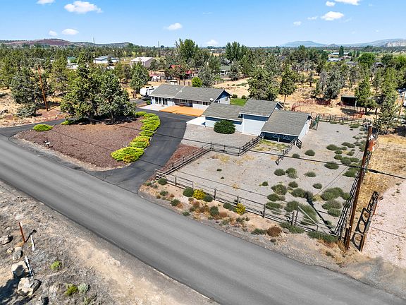 4th image of 1923 NE Upas Ave