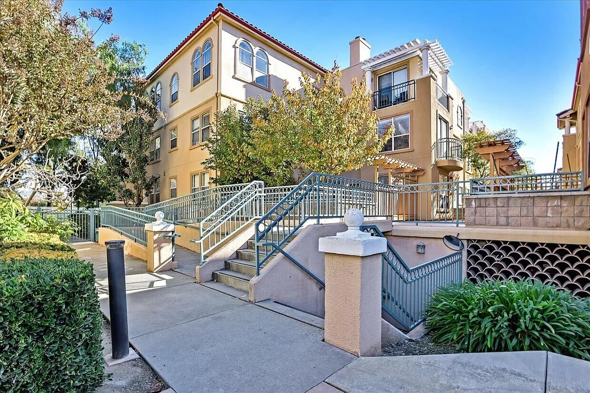 Building Photo - 952 S 11th St #221