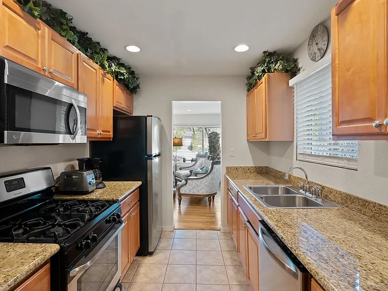 647 Loring St — Photo 6