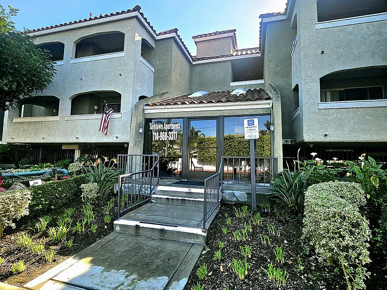 Yorktown Apartments — Photo 1