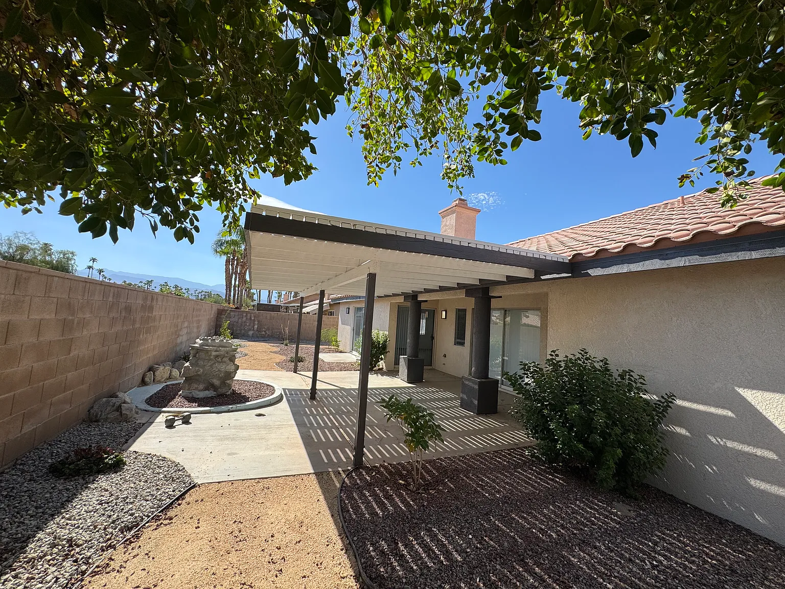 4 bed, 2400 sqft, $3,700 — Photo 2