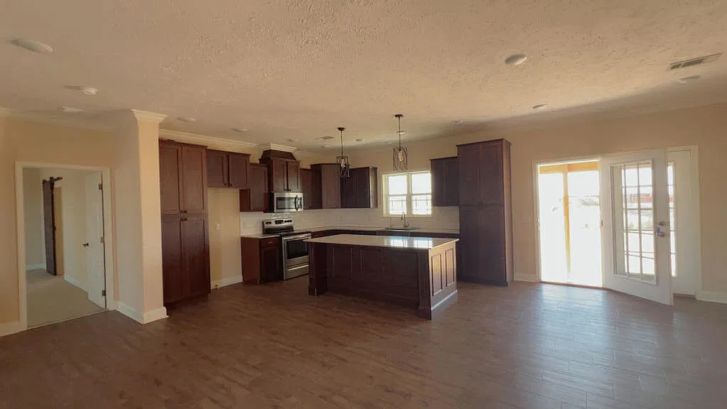 3 bed, 2.0 bath, 1950 sqft, $2,300 — Photo 4