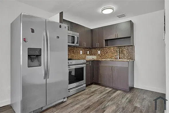 2 bed, 600 sqft, $2,400 — Photo 3