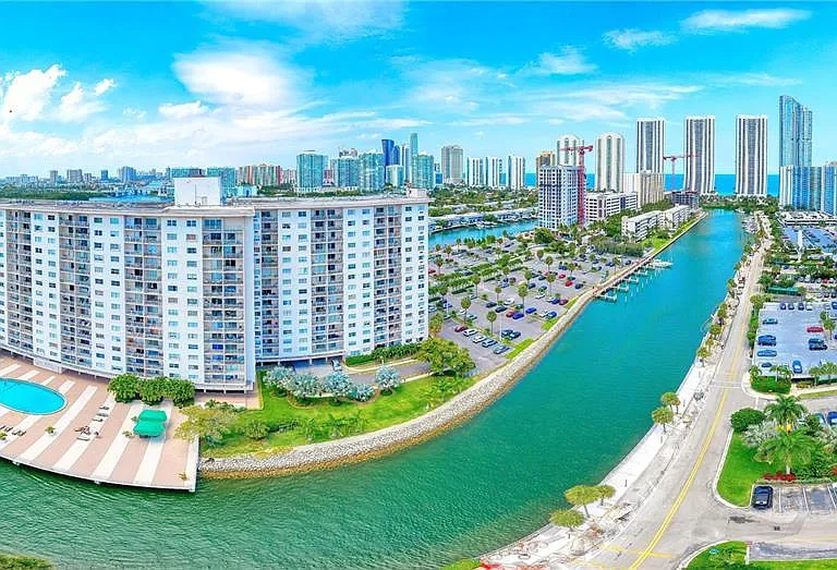 400 Kings Point Dr #101 — Photo 1