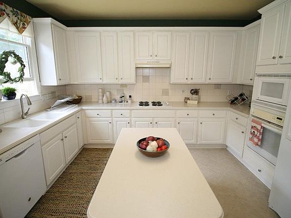 3rd image of 1160 Lamont Cir