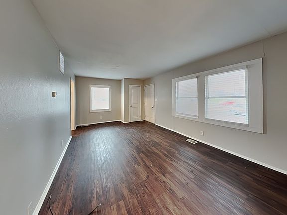4th image of 457 Douglas Ct