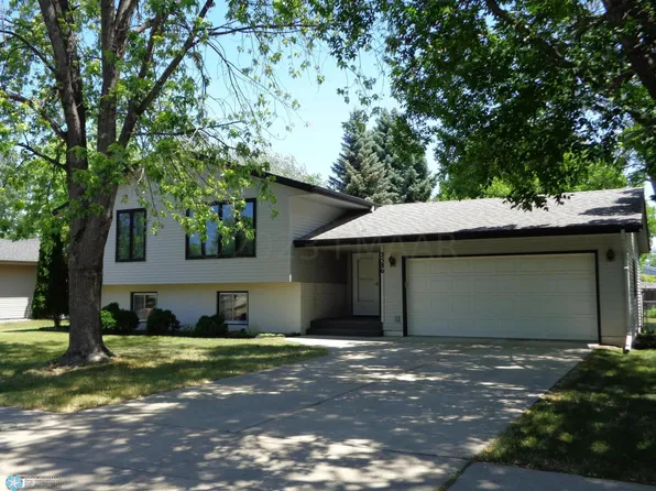 2586 Atlantic Dr S, Fargo, ND 58103