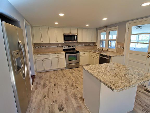 3rd image of 1124 Spruce Dr
