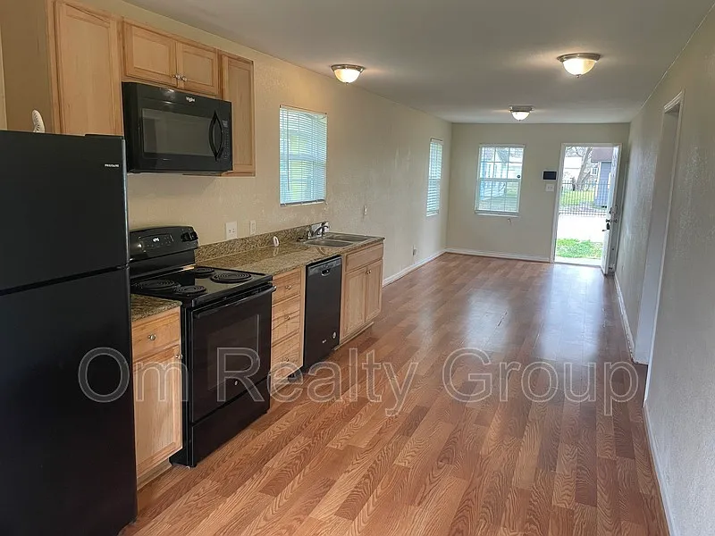 2 bed, 1.0 bath, 900 sqft, $1,100 — Photo 2