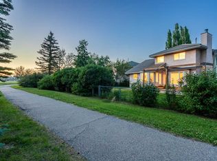 88 E Sandringham Close NW, Calgary, AB T3K 3X1
