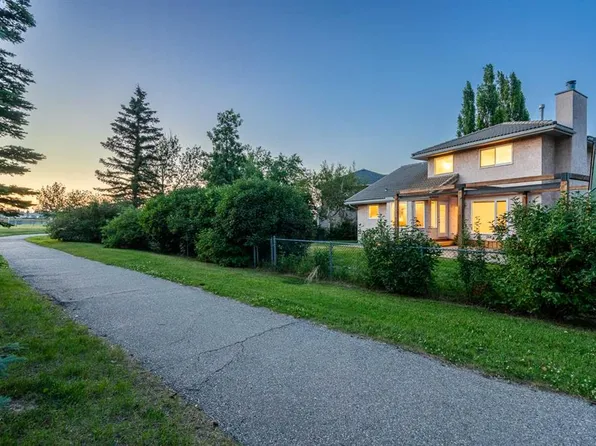 88 E Sandringham Close NW, Calgary, AB T3K 3X1