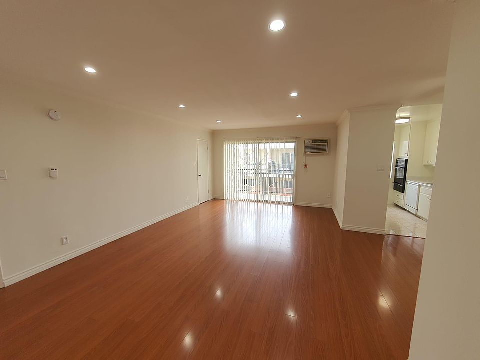 1st image of 13813 Oxnard St #211
