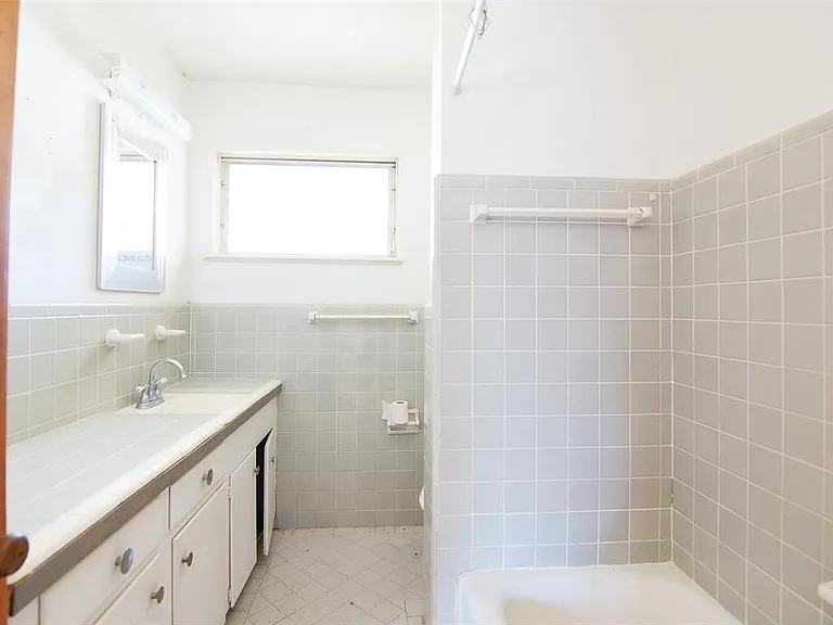 4048 Newshire Dr — Photo 10