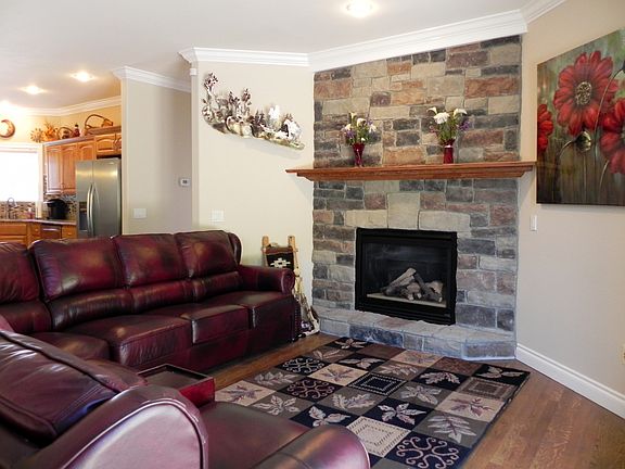 2nd image of 1557 Holly Ln