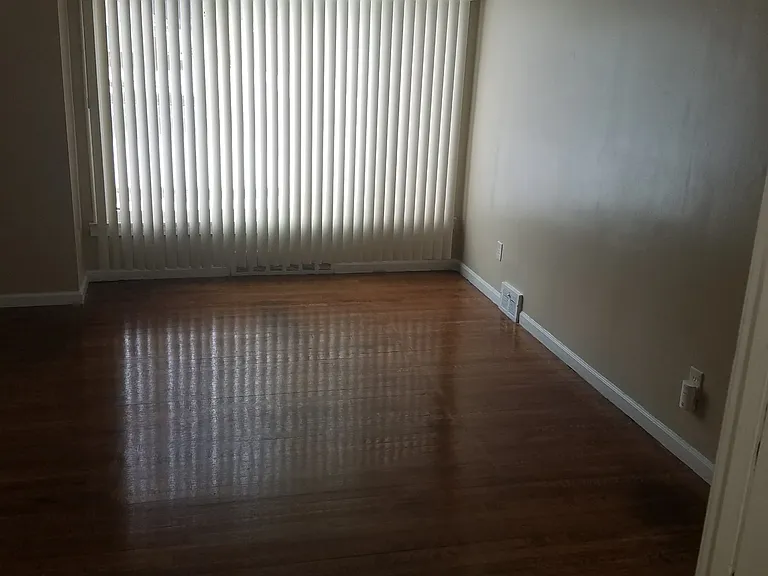 20301 Evergreen Rd — Photo 2