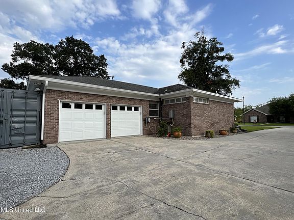 3rd image of 5010 Plantation Dr