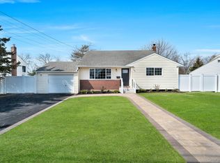 40 Durhamoc Ln, North Babylon, NY 11703
