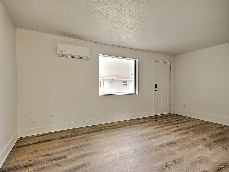 718 W G St — Photo 17