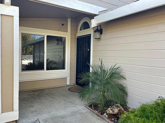3rd image of 742 Meadowhawk Dr