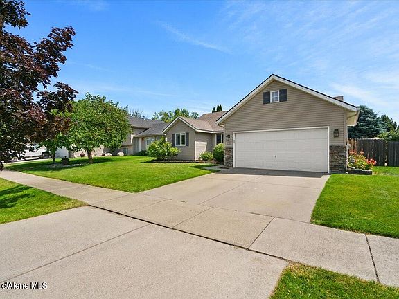 3rd image of 2738 N Ivy Ln