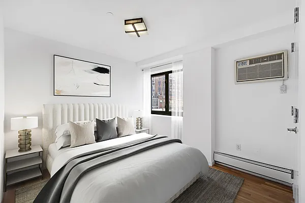 Sold by Thomas Lipovetsky, LREB | media 8