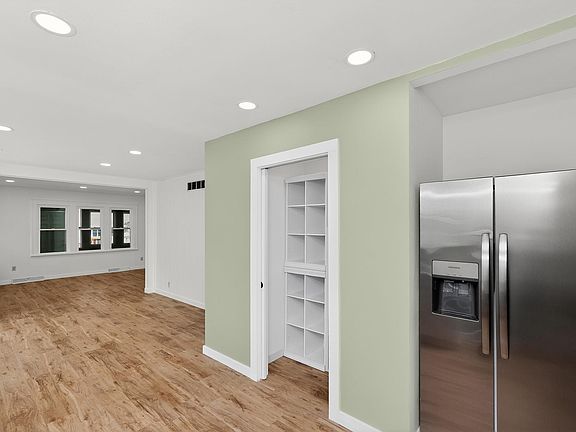 5th image of 722 S 32nd St