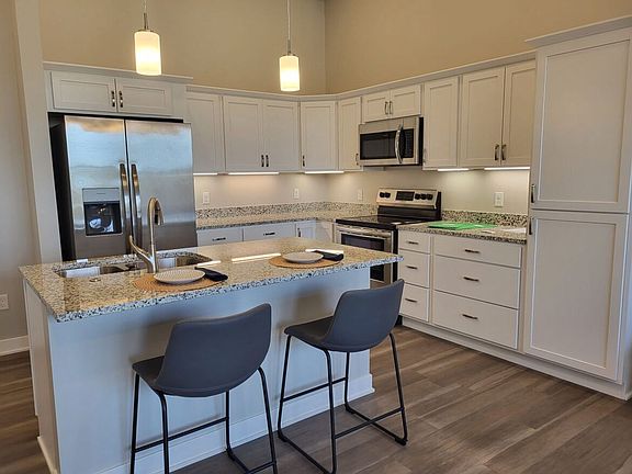 5th image of 1821 Hillcrest Dr #207