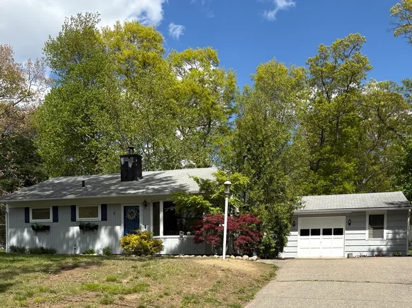 3 Crestwood Ave, Plainville, MA 02762