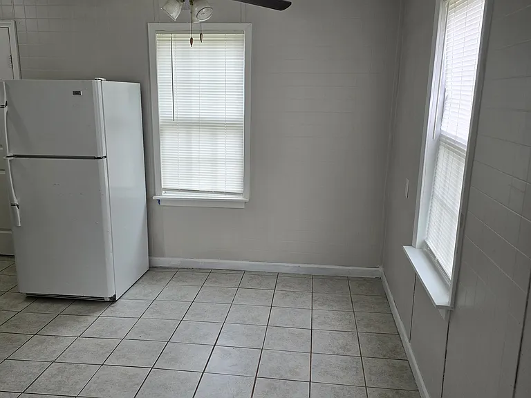 9400 NE 50th St — Photo 3