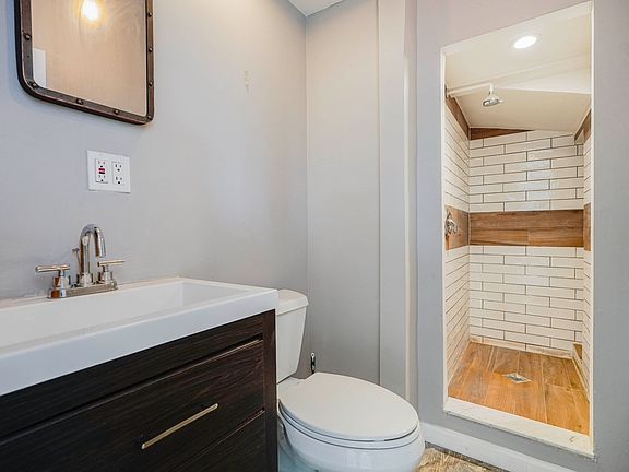 4th image of 248 Rose Ave #1R
