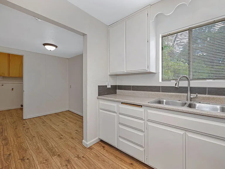 3210 Manzanita Ln — Photo 12