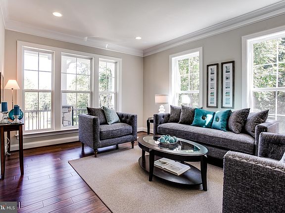 2nd image of 7613 Woodridge Cir