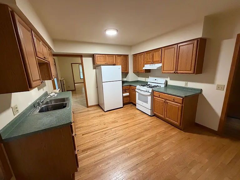 419 W Doty St — Photo 9