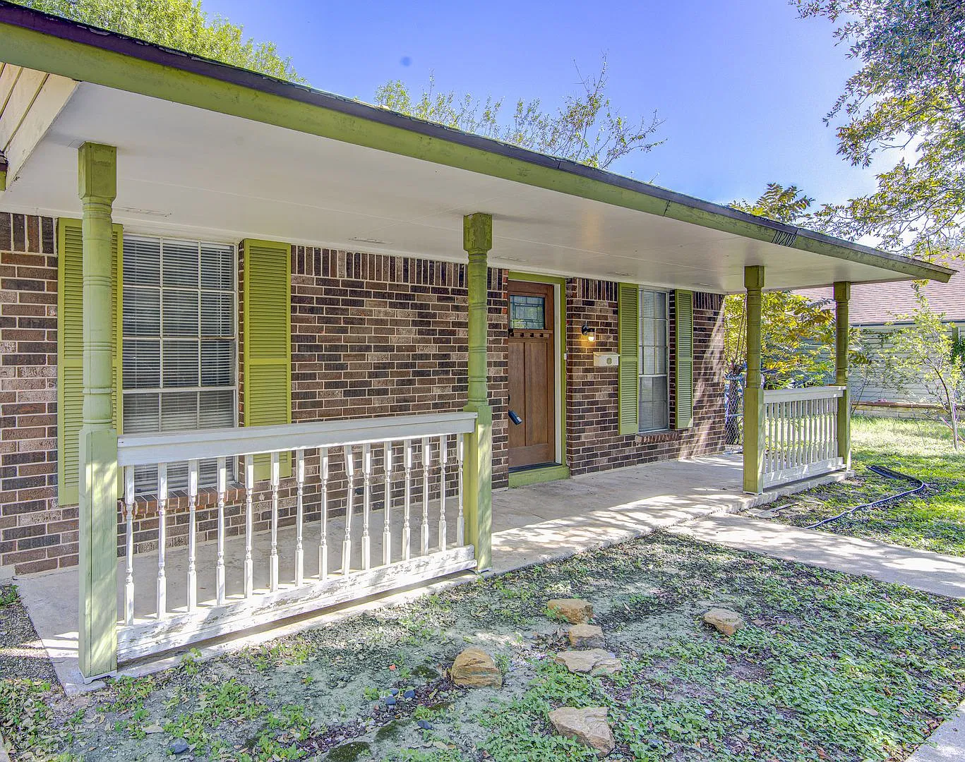 Charming 3-Bedroom Home with Vaulted Ceilings & Spacious Backyard — Photo 3