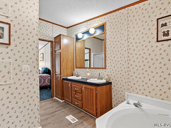 4th image of 62 Chestnut Dr