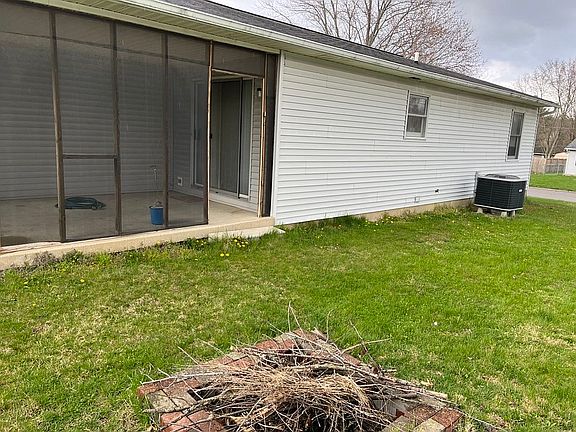 3rd image of 313 W Custer Sq