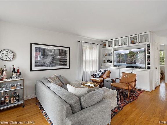 3rd image of 559 E Southlawn Blvd