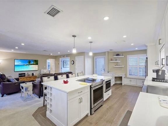 5th image of 812 10th Ave S #218