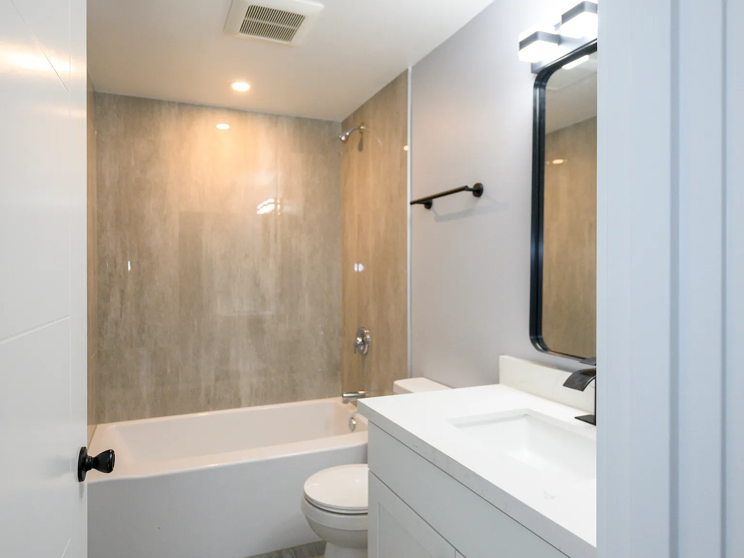 3 bed, 920 sqft, $2,500 — Photo 4