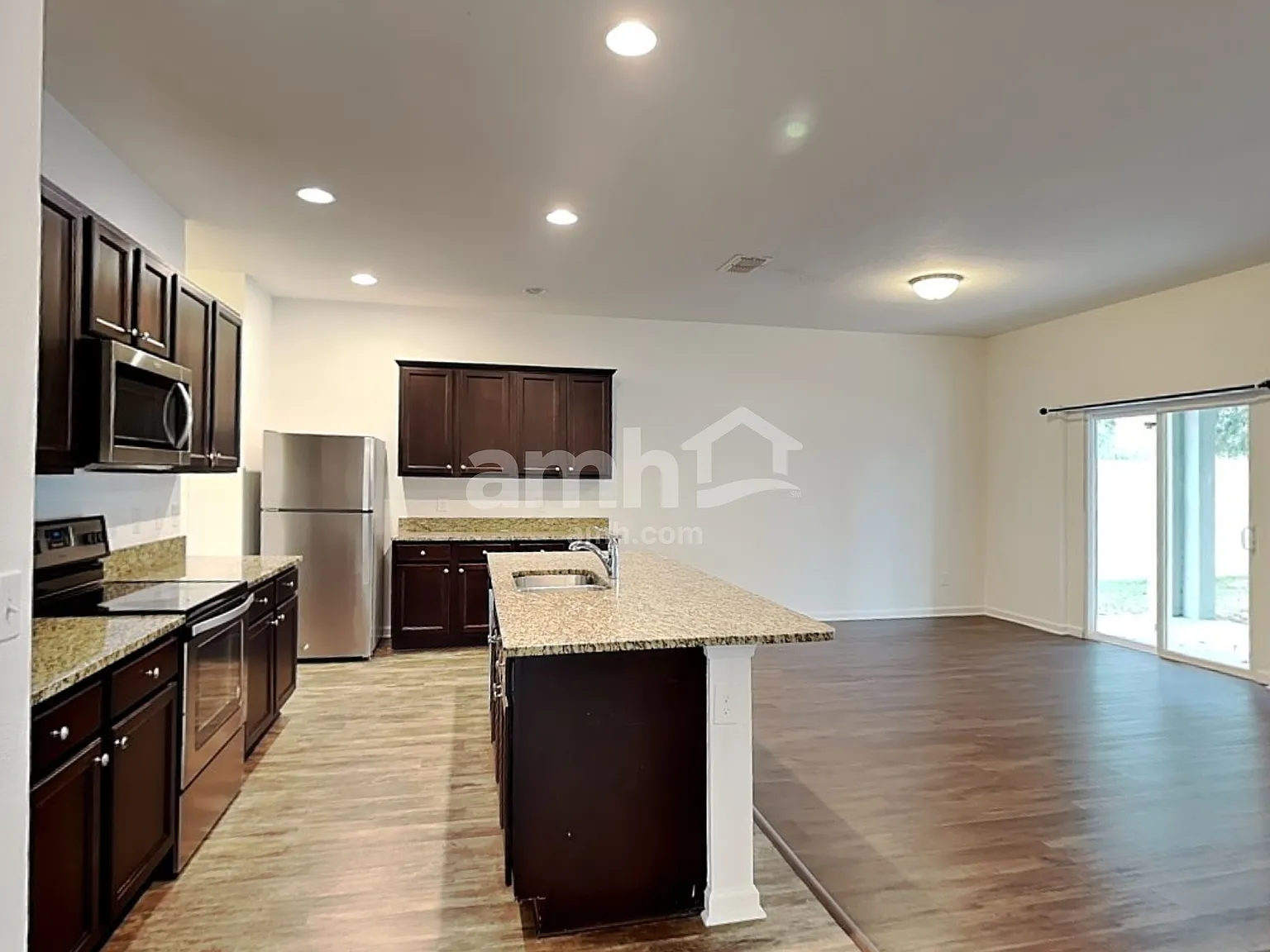 4 bed, 2.0 bath, 1981 sqft, $1,995 — Photo 4