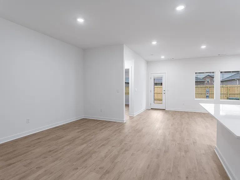 138 S Maroon Ave — Photo 5