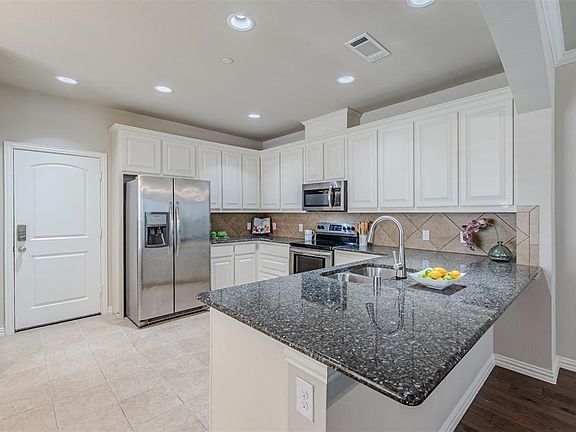 2nd image of 2536 Sarah Ln