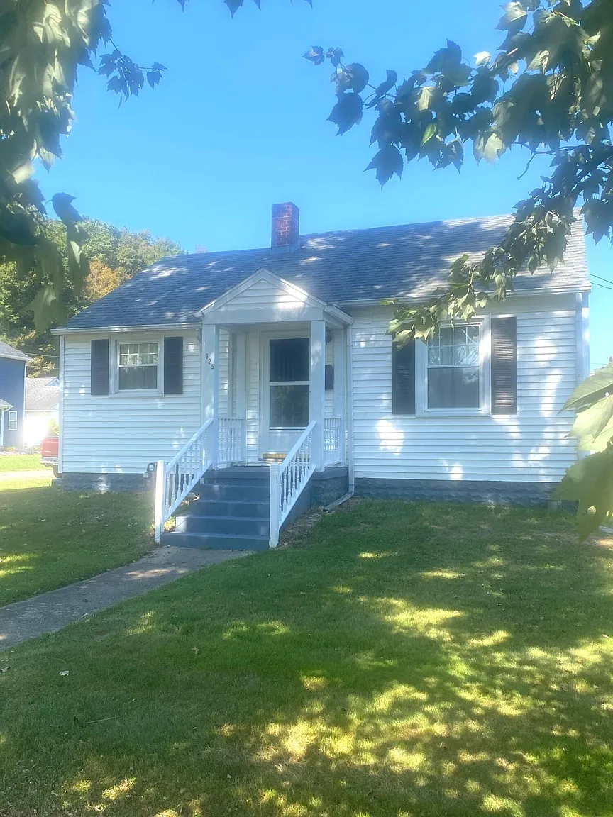 625 Maple St photo 1
