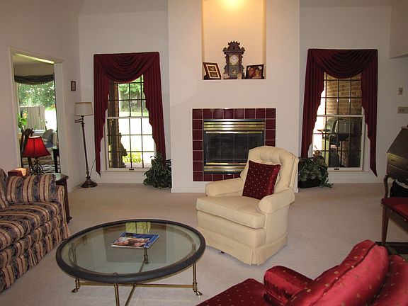 Living rm. w/gas fireplace