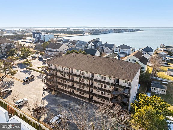 4th image of 204 33rd St #304B