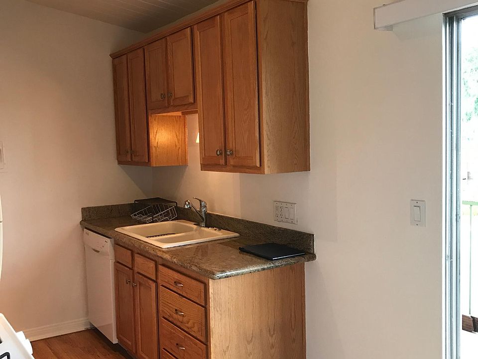 Kitchen sink and dishwasher