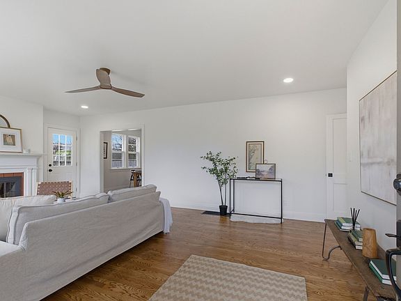 4th image of 103 College St