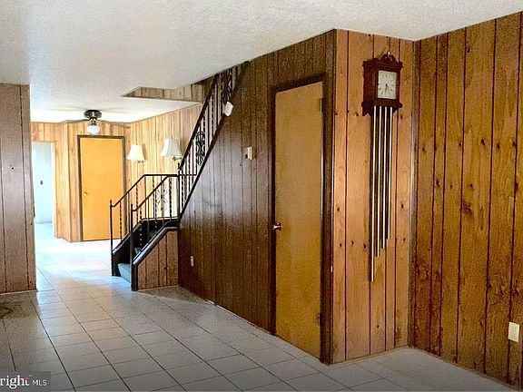 3rd image of 944 Moss St