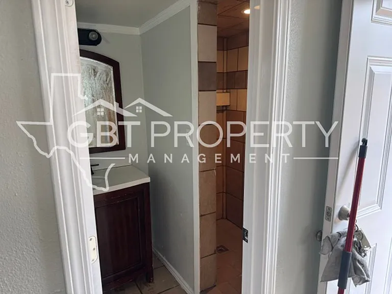 324 E Castlewood Dr #B — Photo 7